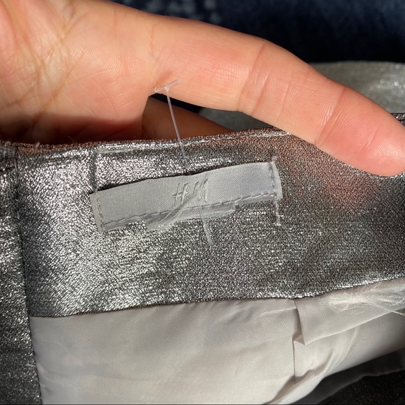🔗 H&M SILVER SHIMMERING HIGH WAIST FORM FITTING SKIRT! - Picture 5 of 9